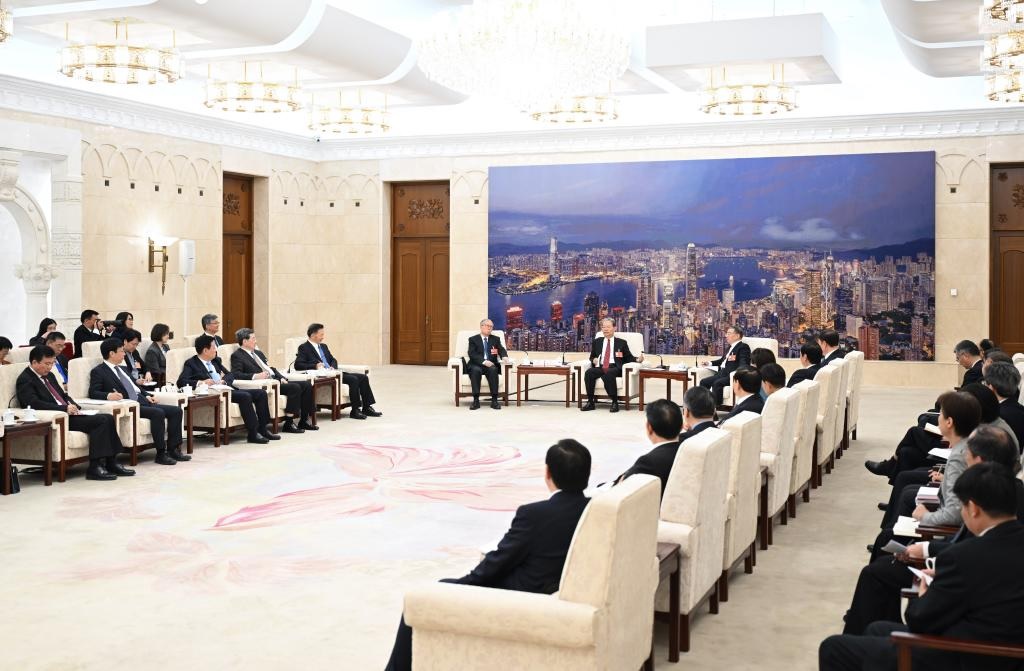 كبير المشرعين الصينيين يشيد بالصحفيين الذين غطوا الدورة السنوية للمجلس الوطني لنواب الشعب الصيني