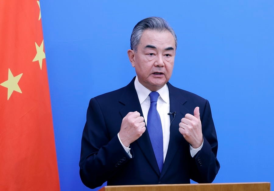 وزير الخارجية الصيني يحث دول الشرق الأوسط على الحفاظ على الهدوء ومعالجة النزاعات عبر الحوار 