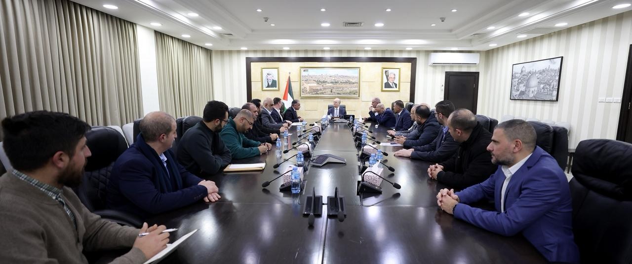 رئيس الوزراء يؤكد أولوية تطوير مشاريع الطاقة الشمسية لتعزيز أمن الطاقة والاستدامة