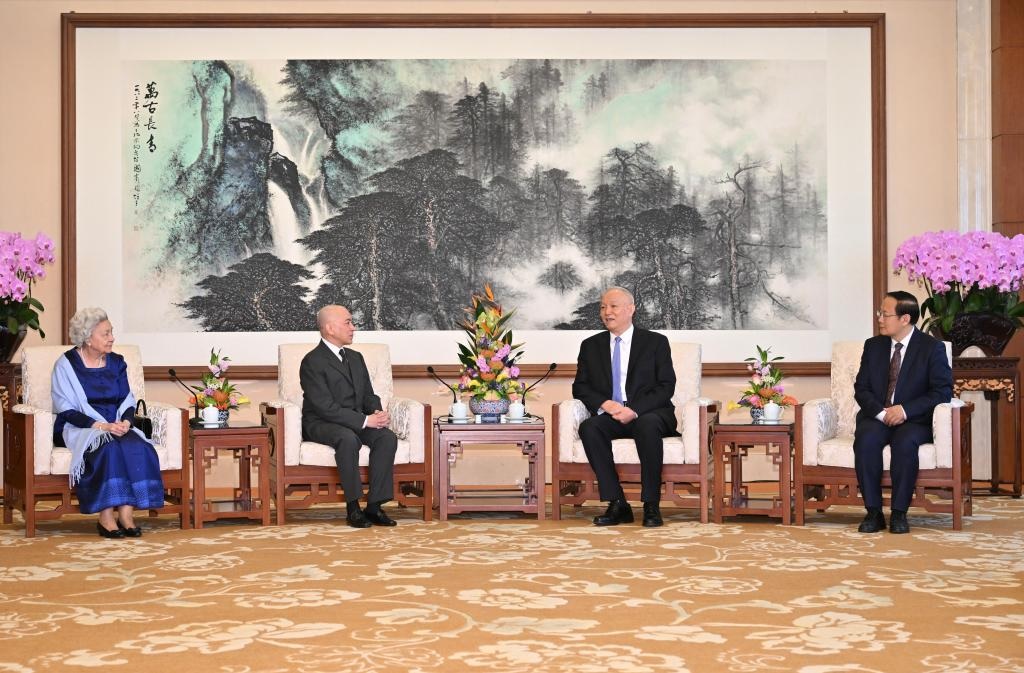 مسؤول بارز بالحزب الشيوعي الصيني يلتقي ملك كمبوديا والملكة الأم