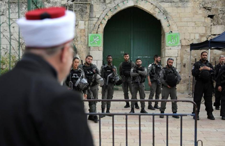 الاحتلال يغلق أبواب "الأقصى" لليوم الثالث بالتزامن مع فرض إغلاق على الضفة