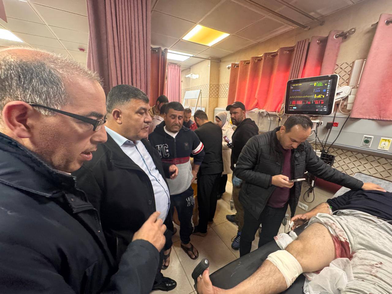 محافظ نابلس غسان دغلس يطمئن على صحة جرحى قرية قريوت في مشفى رفيديا