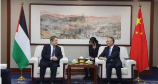 سفير فلسطين لدى الصين جواد عواد يبحث مع مسؤول صيني تعزيز التعاون ودعم جهود الإغاثة والإعمار في فلسطين