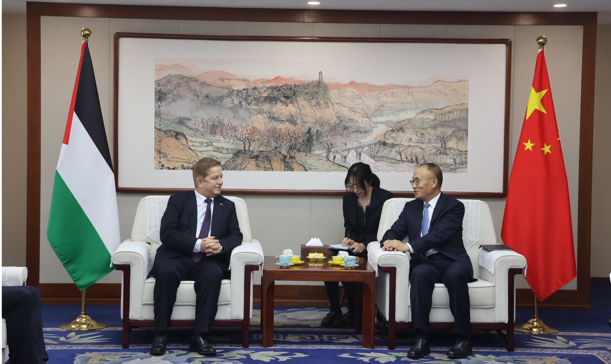 سفير فلسطين لدى الصين جواد عواد يبحث مع مسؤول صيني تعزيز التعاون ودعم جهود الإغاثة والإعمار في فلسطين