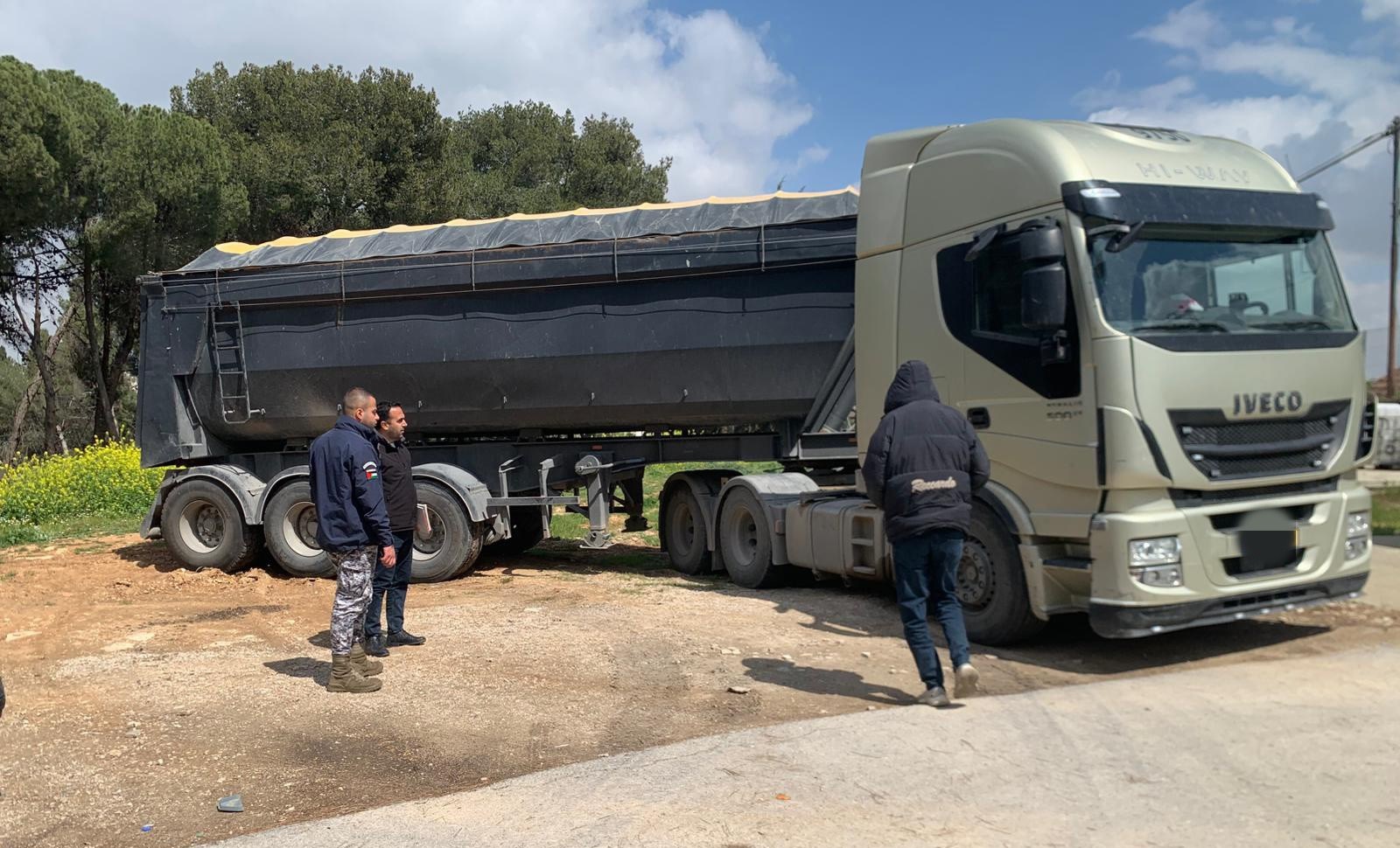 ضبط شاحنة إسرائيلية في بيت لحم محملة بمخلفات هدم وبناء وإرجاعها إلى أراضي 48