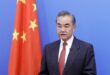 وزير الخارجية الصيني يحث على وقف إطلاق النار في الشرق الأوسط ويدعم دور دول الخليج في مستقبل المنطقة