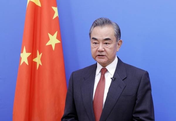 وزير الخارجية الصيني يحث على وقف إطلاق النار في الشرق الأوسط ويدعم دور دول الخليج في مستقبل المنطقة
