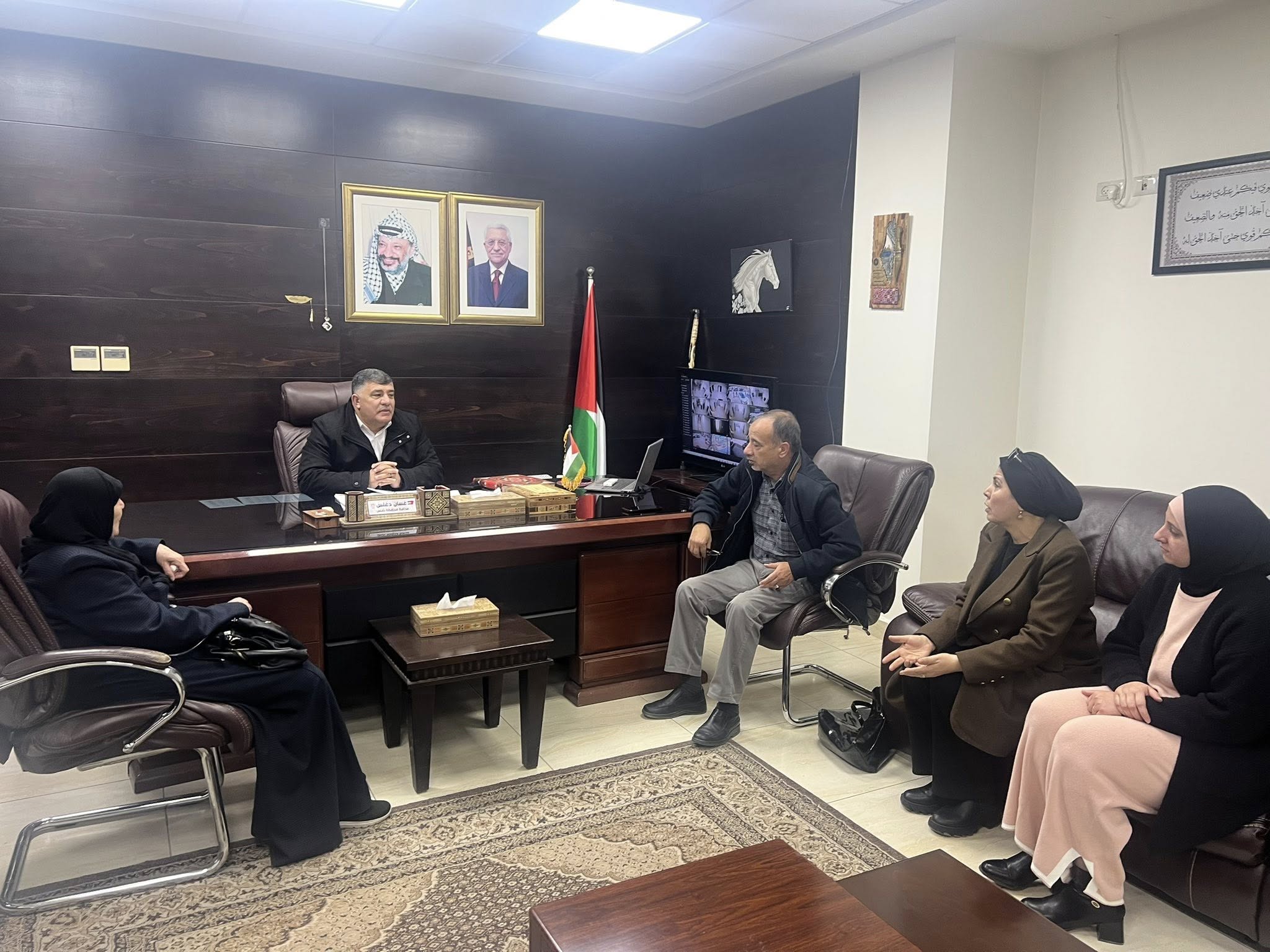 محافظ نابلس غسان دغلس يعقد اجتماعًا مع جمعية الرعاية الاجتماعية 
