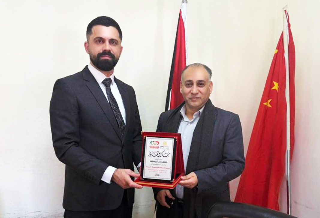 رئيس مجلس إدارة شركة أبناء أبو منشار للتعهدات العامة يزور جمعية الصداقة الصينية في رام الله