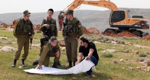 مستوطنون يشقون طريقا استيطانيا شمال شرق رام الله