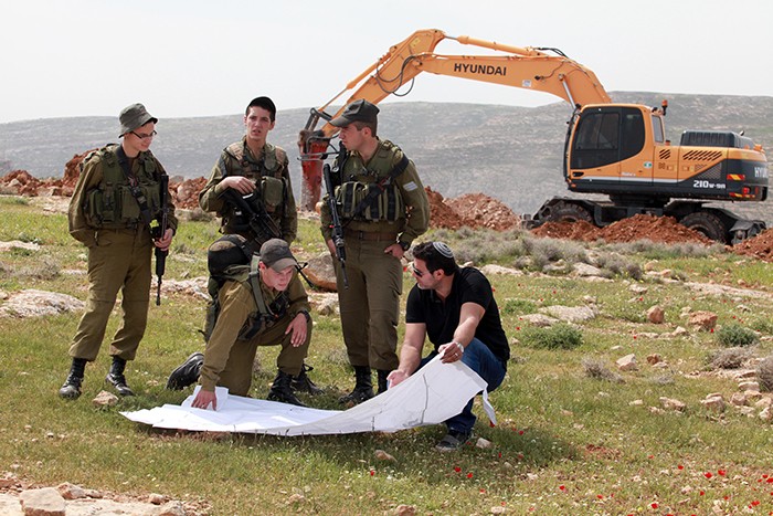 مستوطنون يشقون طريقا استيطانيا شمال شرق رام الله