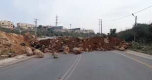 الاحتلال يغلق مدخل قرية الطيرة بالسواتر الترابية