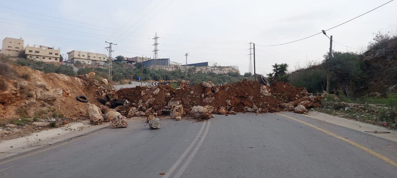 الاحتلال يغلق مدخل قرية الطيرة بالسواتر الترابية