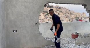 بلدية الاحتلال تجبر مقدسياً على هدم منزله ذاتياً في بيت حنينا