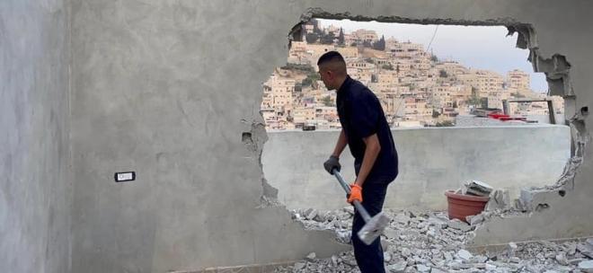 بلدية الاحتلال تجبر مقدسياً على هدم منزله ذاتياً في بيت حنينا