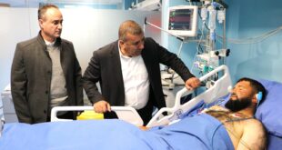 محافظ الخليل خالد دودين يتفقد المصاب خالد شناران ويصدر توجيهاته بتوفير كل ما يلزم لتماثله للشفاء