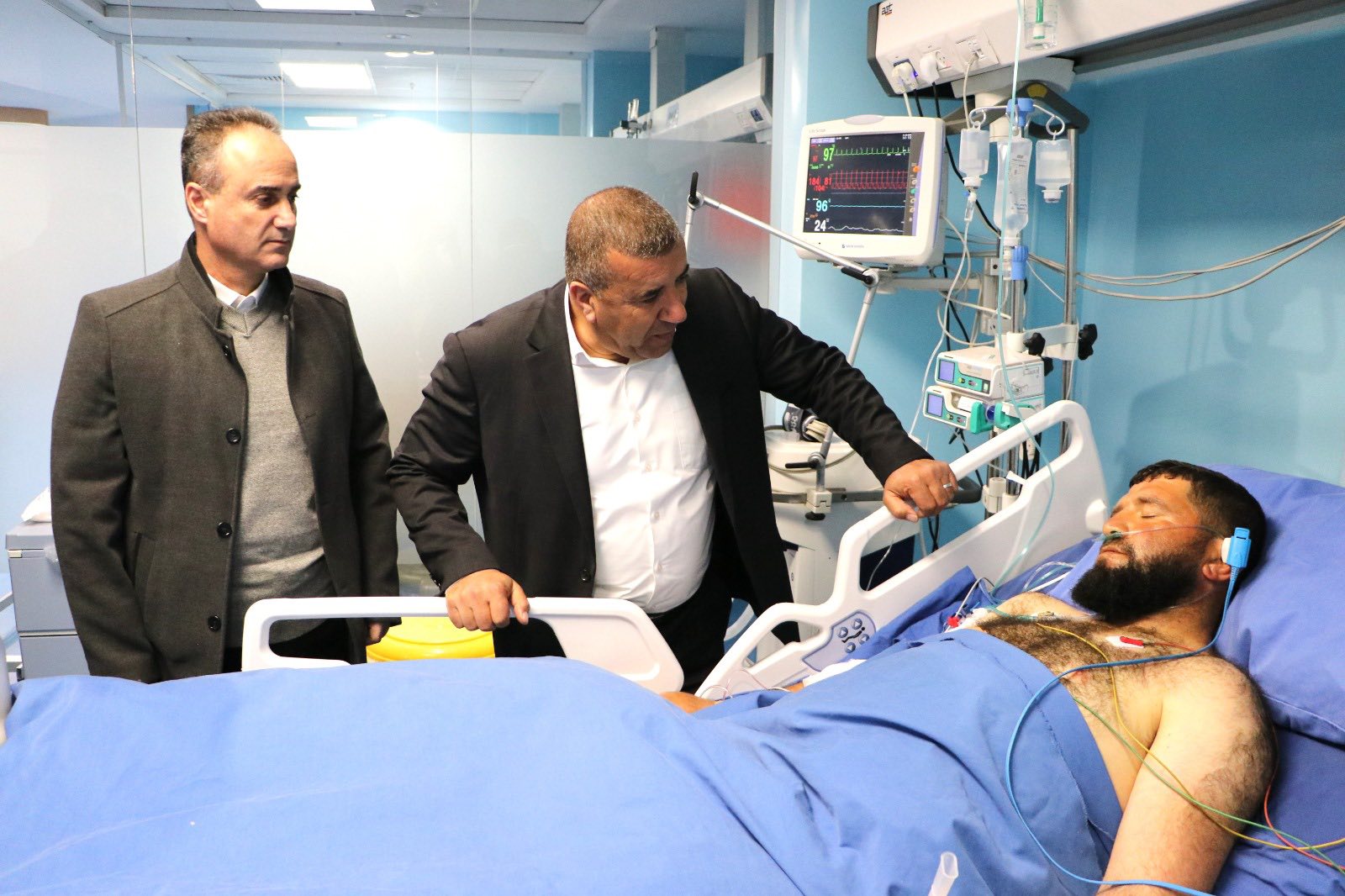 محافظ الخليل خالد دودين يتفقد المصاب خالد شناران ويصدر توجيهاته بتوفير كل ما يلزم لتماثله للشفاء