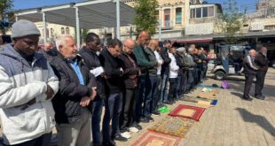 المقدسيون يؤدون صلاة الجمعة الأخيرة من رمضان على مقربة من الأقصى