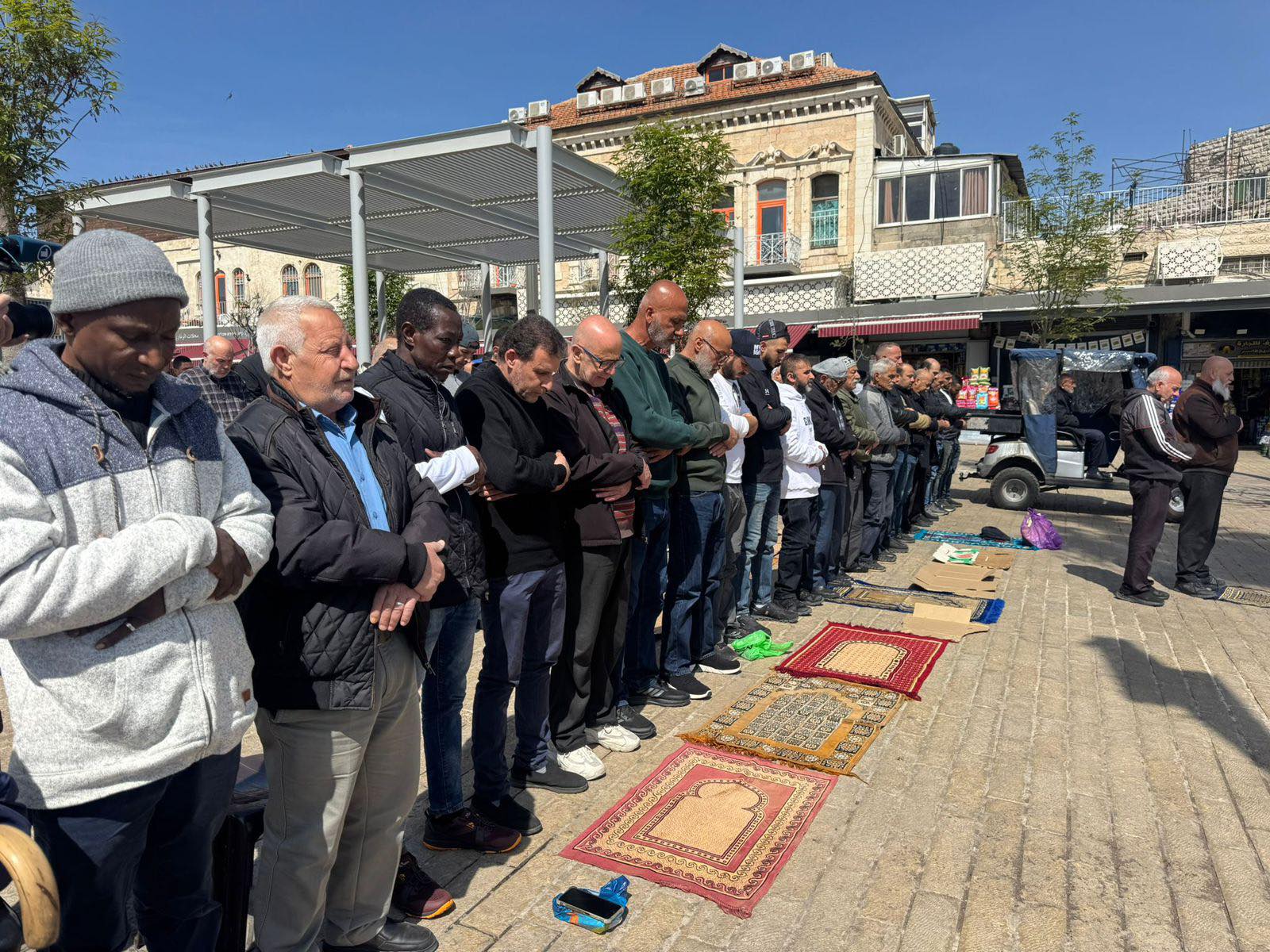 المقدسيون يؤدون صلاة الجمعة الأخيرة من رمضان على مقربة من الأقصى