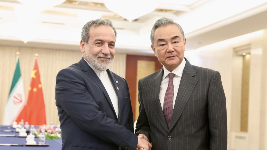 وزير الخارجية الصيني لنظيره الإيراني: الصين تدعم زخم وقف إطلاق النار ومحادثات السلام