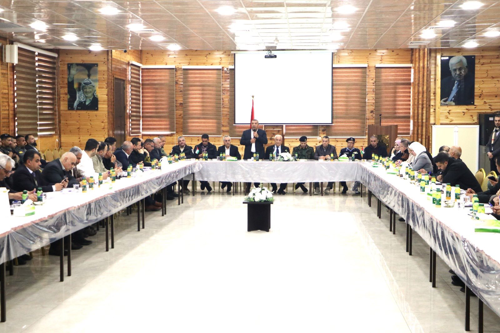 وزير الداخلية ومحافظ الخليل يترأسان اجتماع المجلس التنفيذي لبحث التحديات الراهنة