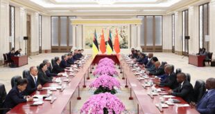 رئيس مجلس الدولة الصيني يلتقي رئيس موزمبيق