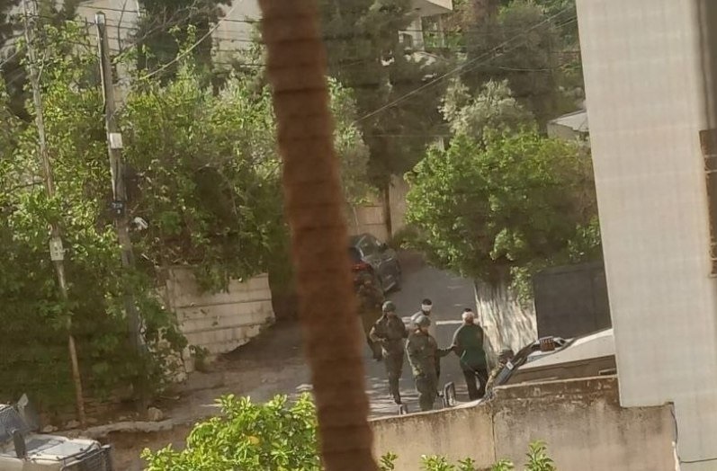 الاحتلال يعتقل شابا وشقيقته من بلدة عنبتا شرق طولكرم