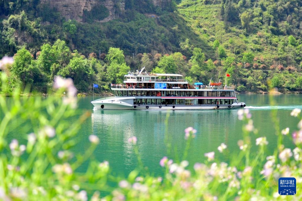 أهالي تايوان الصينية يعودون إلى جذورهم في البر الرئيسي بمناسبة عيد كنس المقابر