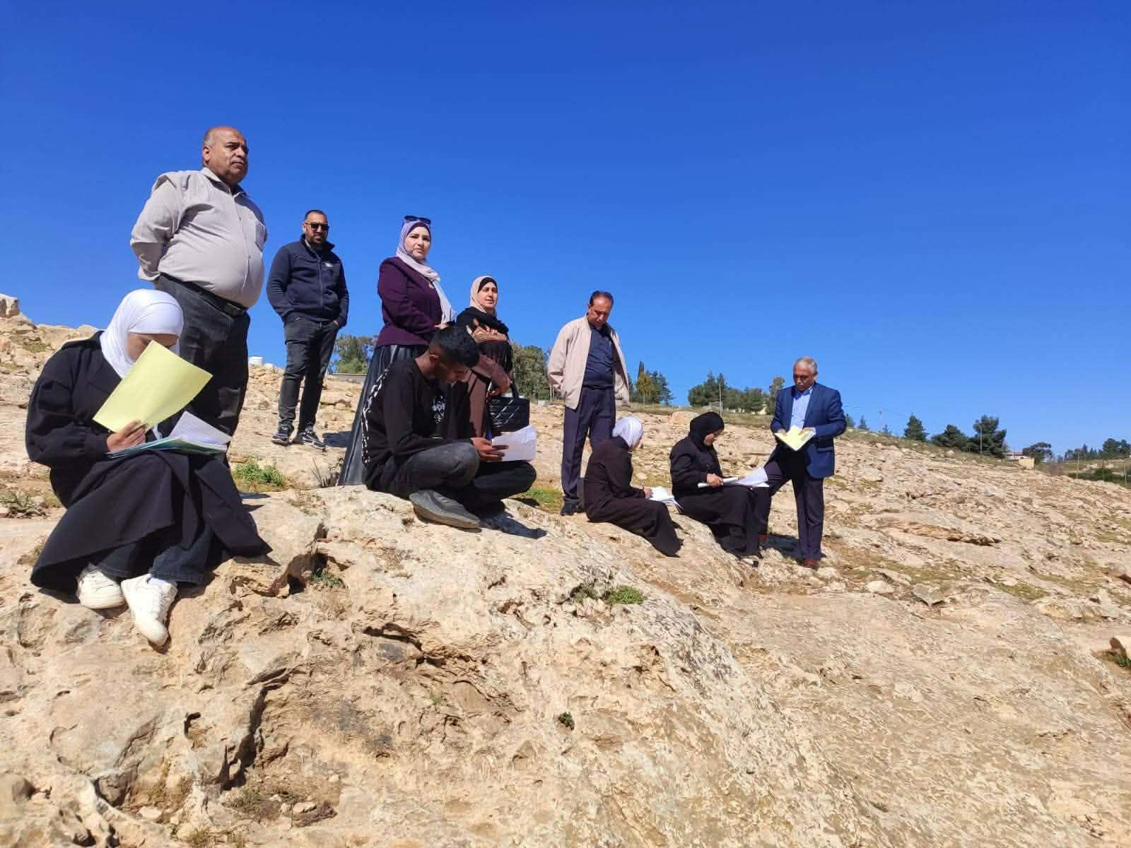 النضال الشعبي : أداء طلبة الثانوية العامة امتحانهم التجريبي في العراء في ام الخير جريمة بحق الطلبة بالوصول الآمن إلى التعليم