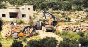 جرافات الاحتلال تهدم منزلاً في بلدة ترقوميا غرب الخليل