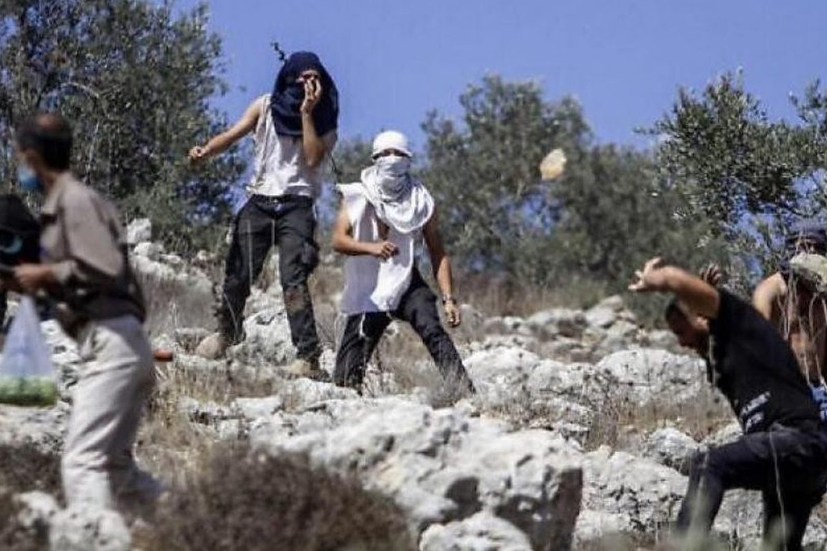 مستوطنون يهاجمون مواطنا ويصيبونه بكسور جنوب بيت لحم