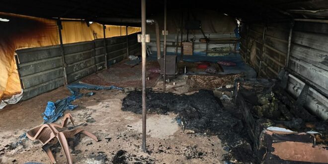 مستوطنون يحرقون خيمة قرب مخماس شمال القدس