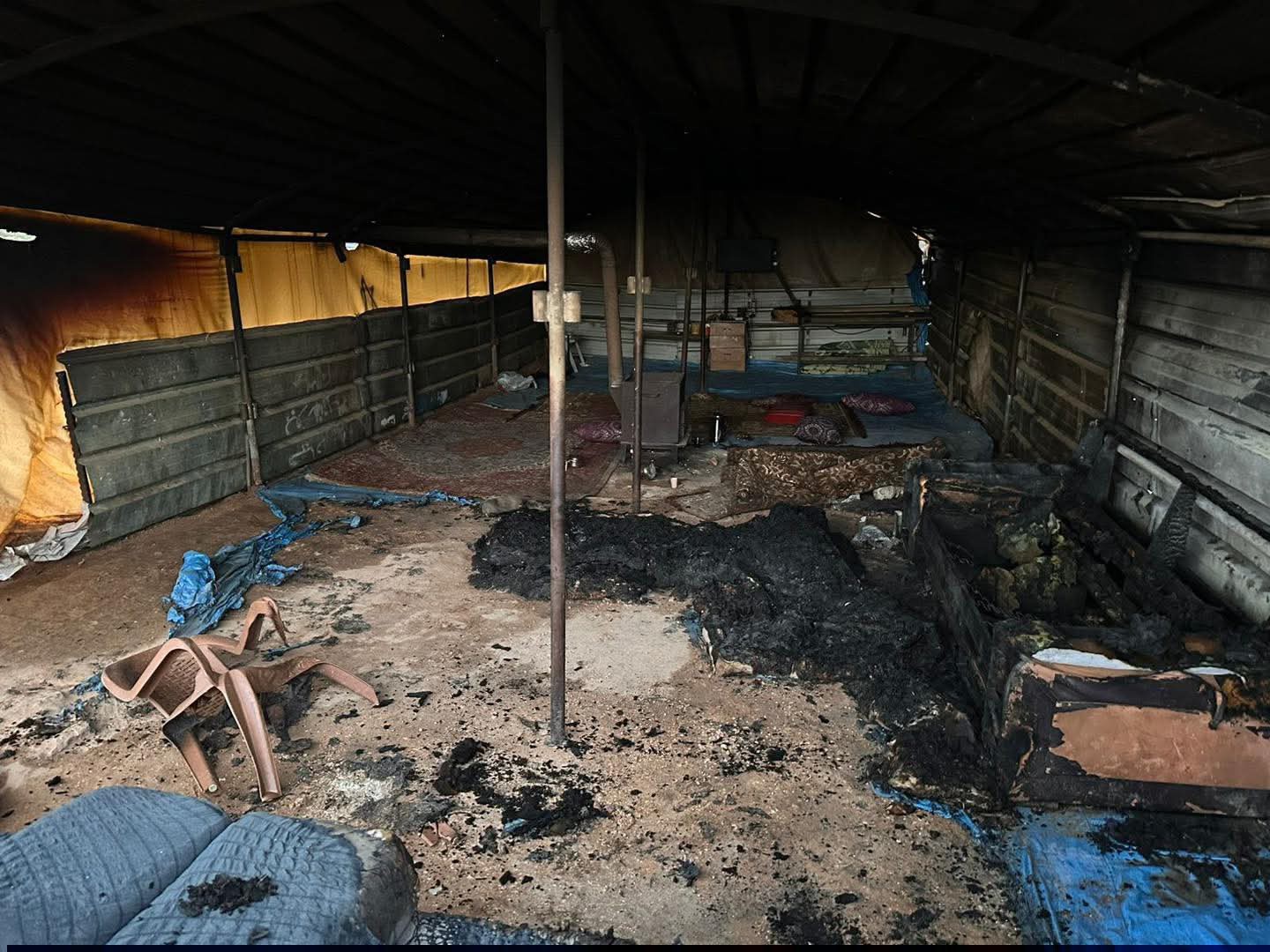 مستوطنون يحرقون خيمة قرب مخماس شمال القدس