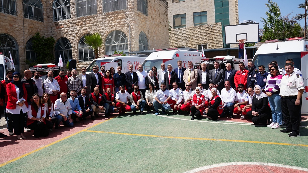 الهلال الأحمر الفلسطيني يتسلّم 16 سيارة إسعاف جديدة لتعزيز الاستجابة الطارئة في قطاع غزة والضفة الغربية