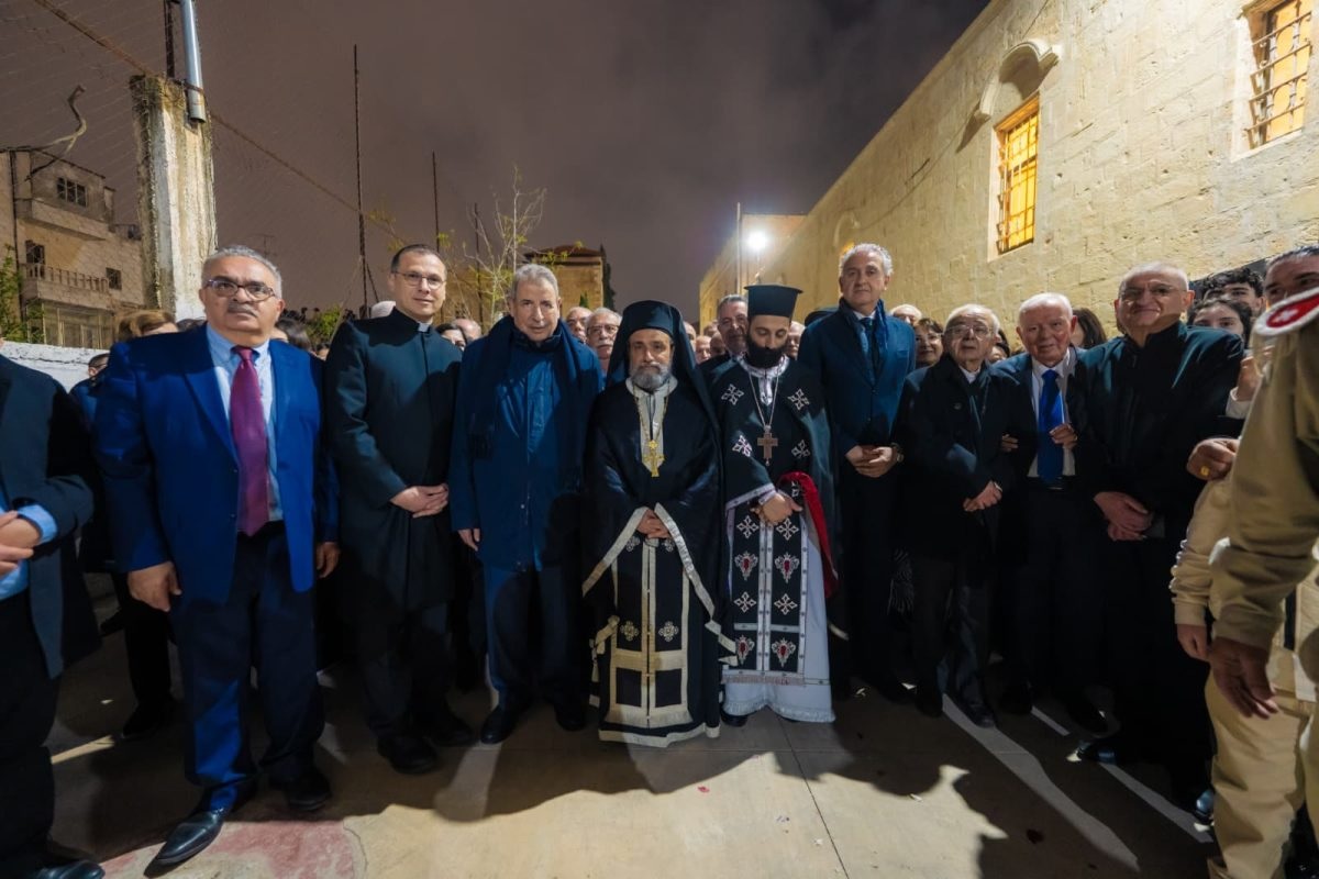 رمزي خوري يشارك في قداس جناز المسيح في كنيسة الروم الأرثوذكس في رام الله