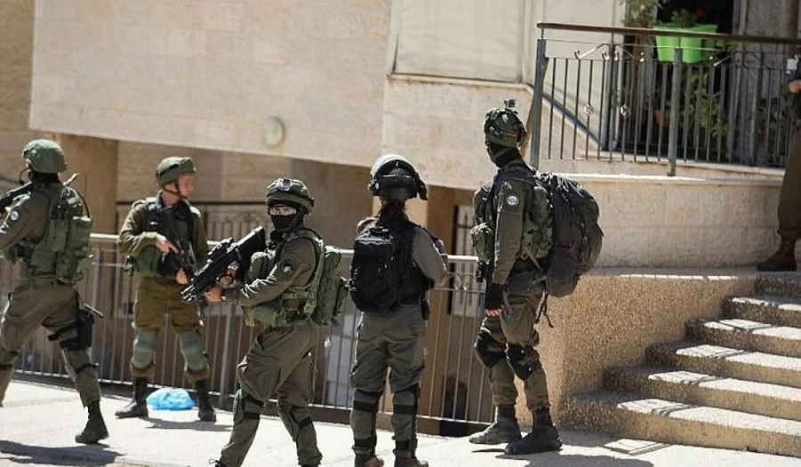 قوات الاحتلال تشن حملة مداهمات وتحقيق واسعة في قرية بير الباشا جنوب جنين