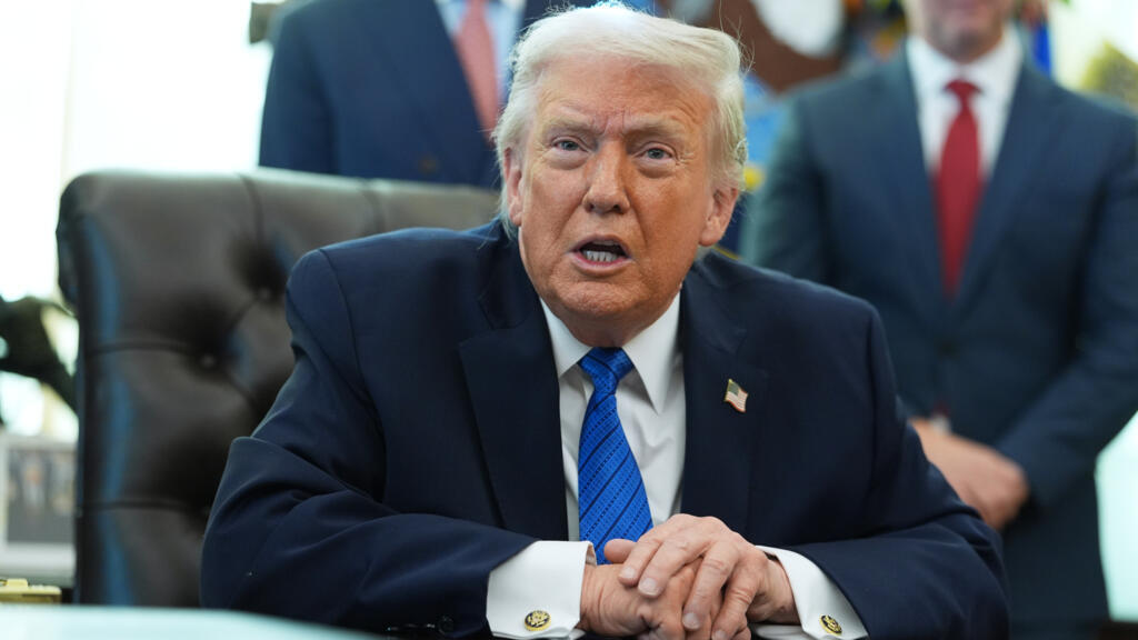 ترمب : فرض حصار على السفن من وإلى الموانئ الإيرانية بدءا من اليوم