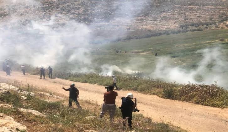 إصابات بالاختناق بصفوف الطلبة في قرية أم الخير بمسافر يطا جنوب الخليل