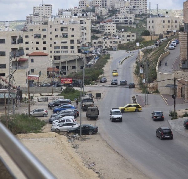 قوات الاحتلال تقتحم مدينة نابلس وتعتقل مواطنين