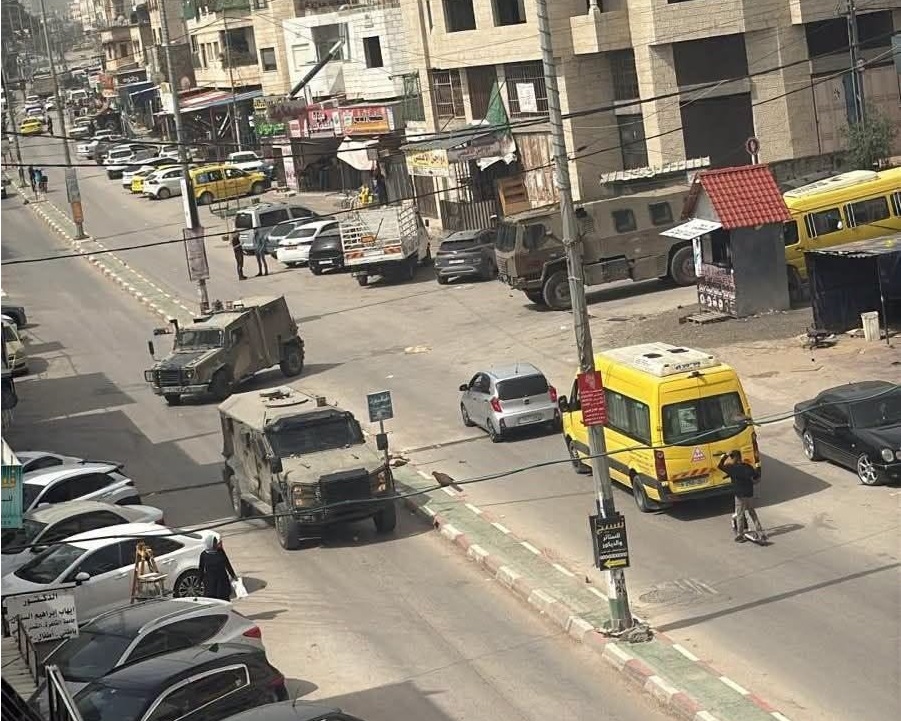 الاحتلال يقتحم المنطقة الشرقية لمدينة نابلس ويداهم محال تجارية