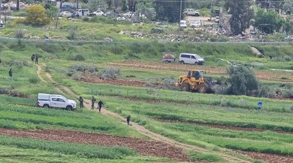 لليوم الثاني.. الاحتلال يقتلع عشرات الأشجار المثمرة في اللبن الشرقية جنوب نابلس