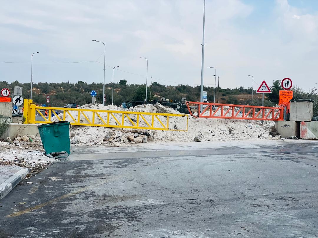 الاحتلال يغلق شارعاً في جبع جنوب جنين بالسواتر الترابية