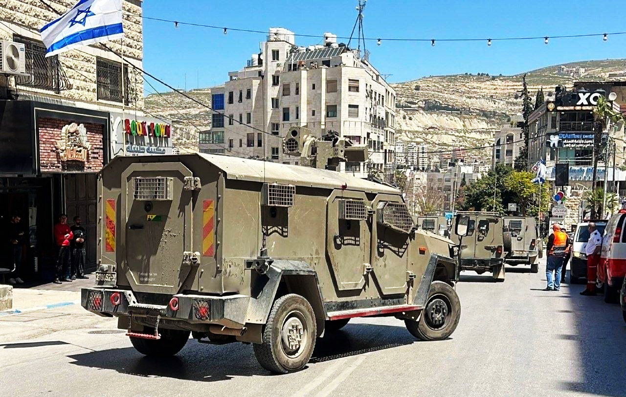 إصابة خطيرة لشاب برصاص الاحتلال خلال اقتحام نابلس