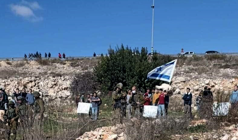 للاستيلاء على أراضٍ جديدة .. مستوطنون ينصبون برج اتصالات في كيسان شرق بيت لحم