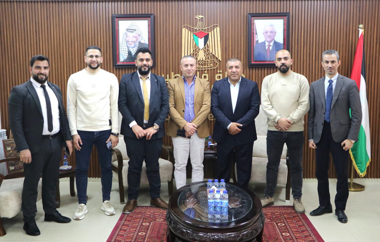 محافظ الخليل خالد دودين يستقبل مدير لجنة الانتخابات المركزية في الخليل