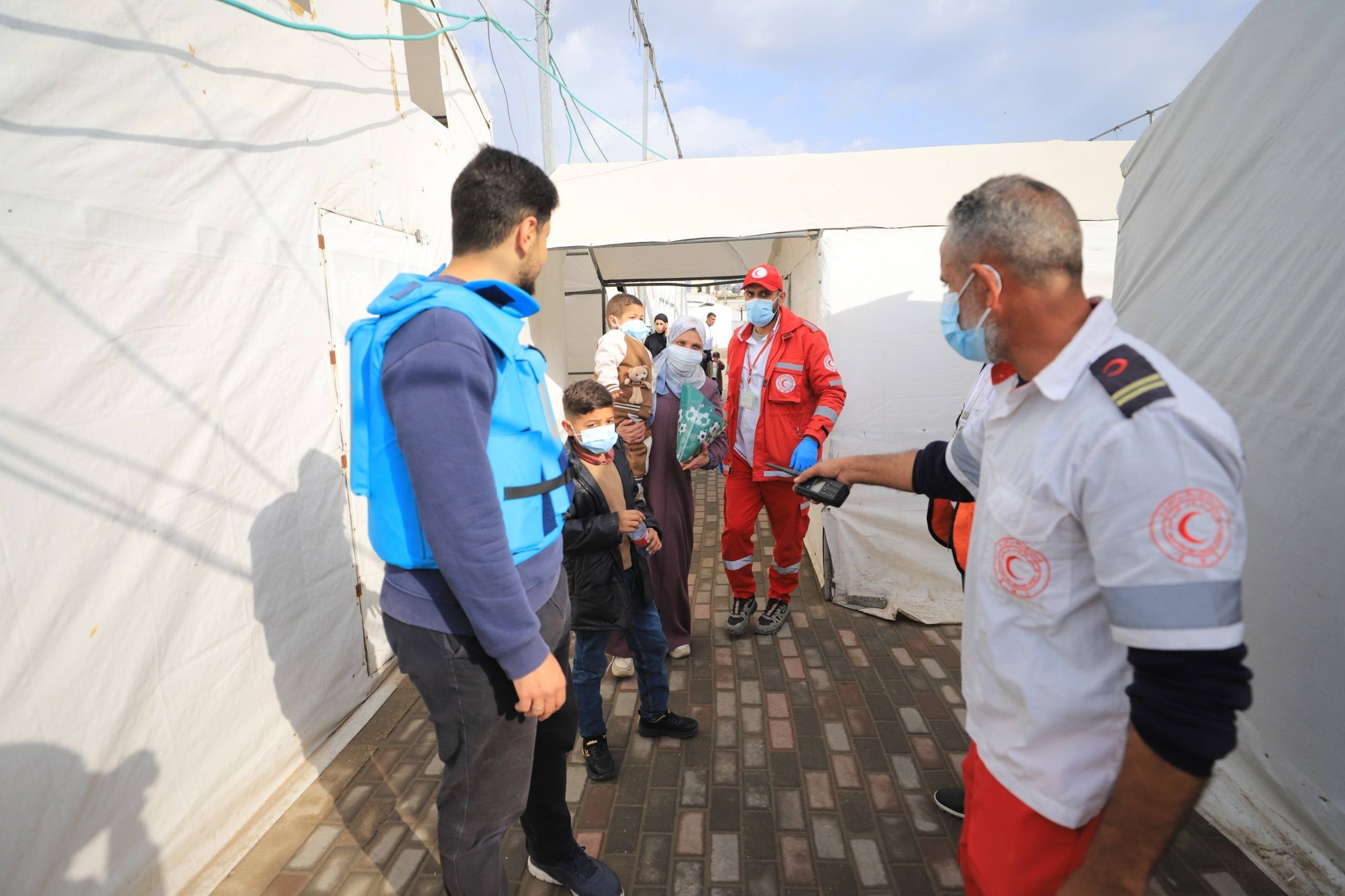 إجلاء 47 مسافرا بينهم مرضى عبر معبر رفح البري