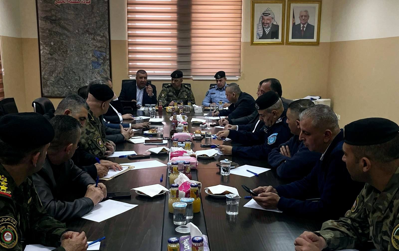 اللواء العبد إبراهيم خليل يترأس اجتماعاً أمنياً في الخليل بحضور مدير عام الشرطة وقادة المؤسسة الأمنية
