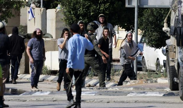 إصابة مواطن في هجوم للمستوطنين على قرية عين سينيا شمال رام الله