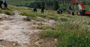مستوطن يعتدي بجرافة على أراضي المواطنين في خربة ربود جنوب الخليل