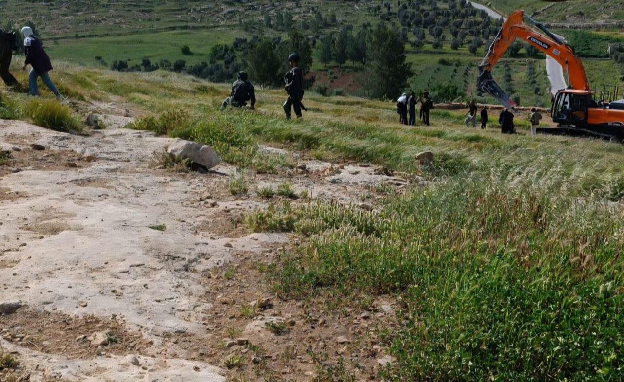 مستوطن يعتدي بجرافة على أراضي المواطنين في خربة ربود جنوب الخليل